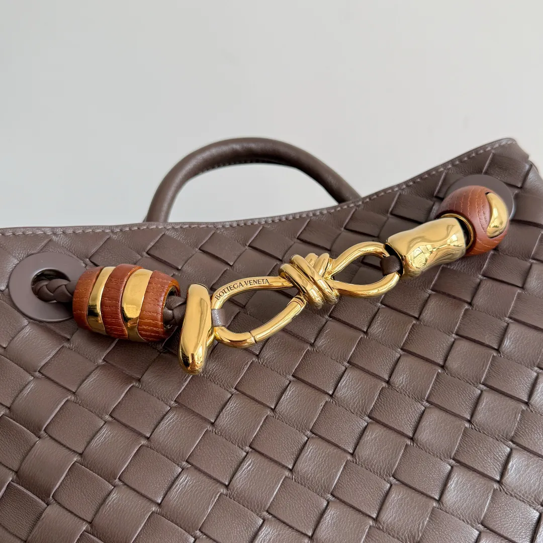 The new Andiamo batch of 3060 BV is shipped‼ ️The classic intercciato weaving process is used to create a soft bag, the metal knot is made of micro-cast aluminum using jewelry technology🪢, and the decorative beads are made of metal and hand-polished oak, allowing you to jump repeatedly between elegance and fun💃, making it unpredictable. Classic and versatile, it shows off your temperament, and the bag has a large capacity, making it very convenient for daily commuting! It has a variety of carrying methods, the shoulder straps can be adjusted by yourself, the original lambskin feels soft and delicate, and the unisex style breaks gender boundaries and brings a more practical and long-lasting use experience. The Andiamo, which has both elegant and casual styles, perfectly interprets the "fashionable old money style". Style number: 743568+wood hardware Color: candy brown Size: 25*22*10.5cm